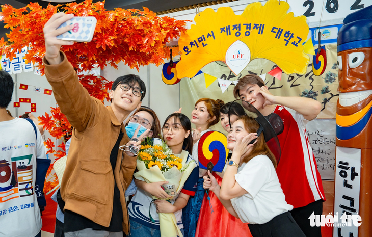 Sinh viên giao lưu tại các gian hàng văn hóa Hàn của lễ hội - Ảnh: CÔNG TRIỆU