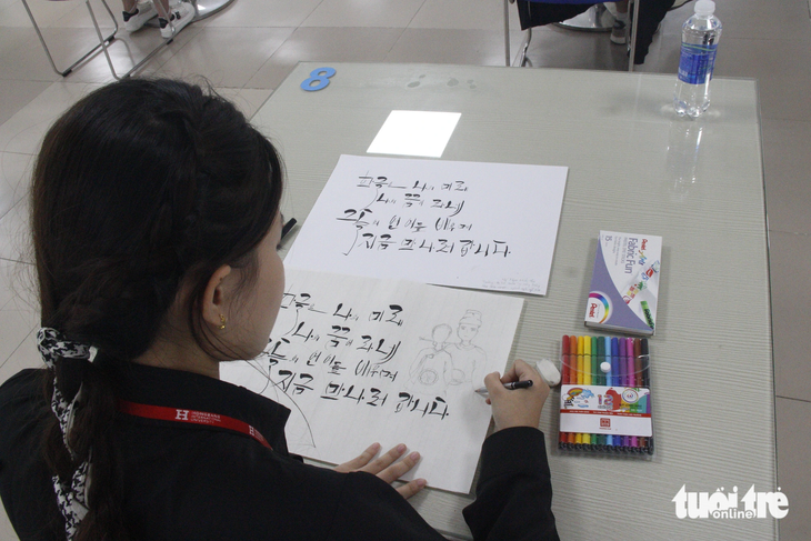 Phần thi viết thư pháp chữ Hàn nhận được sự quan tâm của rất đông sinh viên tại TP.HCM cũng như trong khu vực tham gia - Ảnh: CÔNG TRIỆU