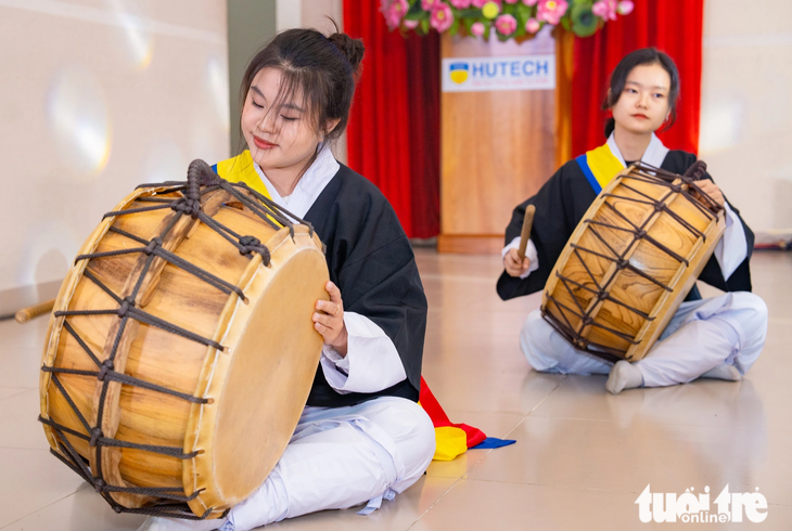Sinh viên biểu diễn các tiết mục văn nghệ mang nét văn hóa Hàn - Ảnh: CÔNG TRIỆU