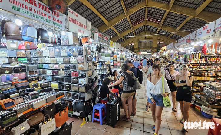 Là chợ du lịch, lượng du khách đến chợ Bến Thành tăng dần so với đầu năm. Tuy nhiên, "khách đi nhiều nhưng ít mua"