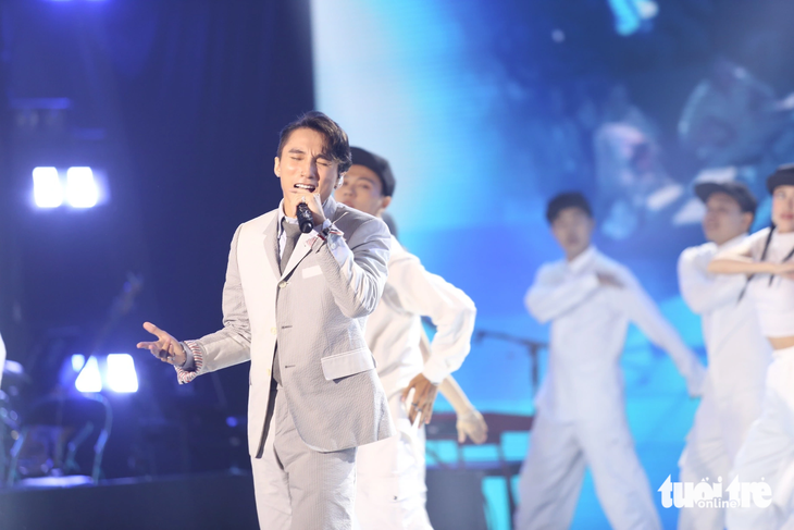 Trong phần giao lưu với MC Đức Bảo, Sơn Tùng đã nhắc đến kỷ niệm dừng chân tại vòng loại &quot;Vietnam Idol&quot; với ca khúc &quot;Không còn mùa thu&quot; - Ảnh: PHƯƠNG QUYÊN