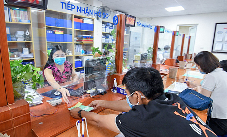 Người lao động làm thủ tục bảo hiểm xã hội tại Bảo hiểm xã hội quận Ba Đình (Hà Nội) - Ảnh: NAM TRẦN