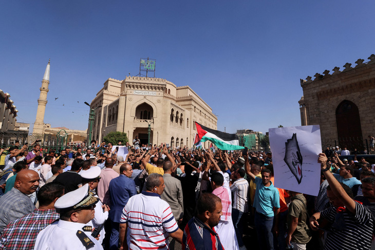 Biểu tình ủng hộ người Palestine ở Ai Cập - Ảnh: REUTERS