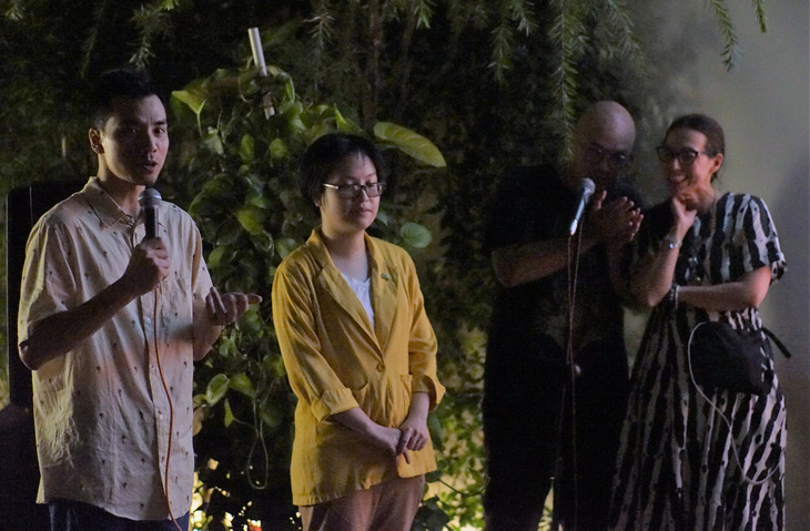Nghệ sĩ Nguyễn Xinh Xô, Nhung Nguyễn (từ trái sang), và đạo diễn Esther Johnson (bìa phải) giao lưu cùng khán giả - Ảnh: H.VY