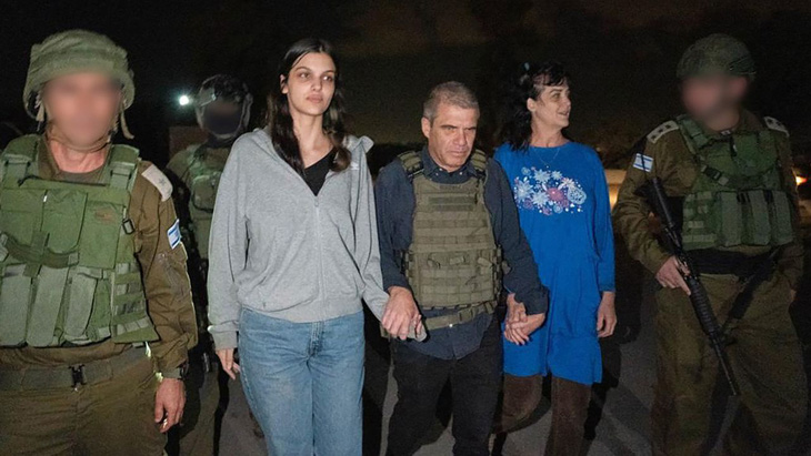 Bà Judith (phải) và con gái Natalie ở thời điểm  được Hamas thả tự do - Ảnh: CNN