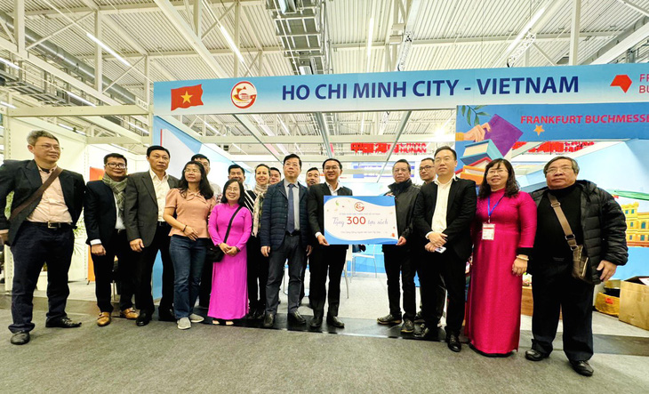 Giám đốc Sở Thông tin và Truyền thông đại diện TP.HCM trao tặng bảng tượng trưng cho ông Trần Xuân Hiếu, chủ tịch Hội Người Việt tại thành phố Mainz.