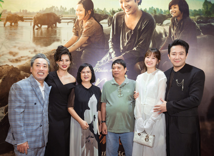 Vợ chồng con gái nhà văn Đoàn Giỏi (giữa) trong buổi công chiếu tại Hà Nội - Ảnh: ĐPCC