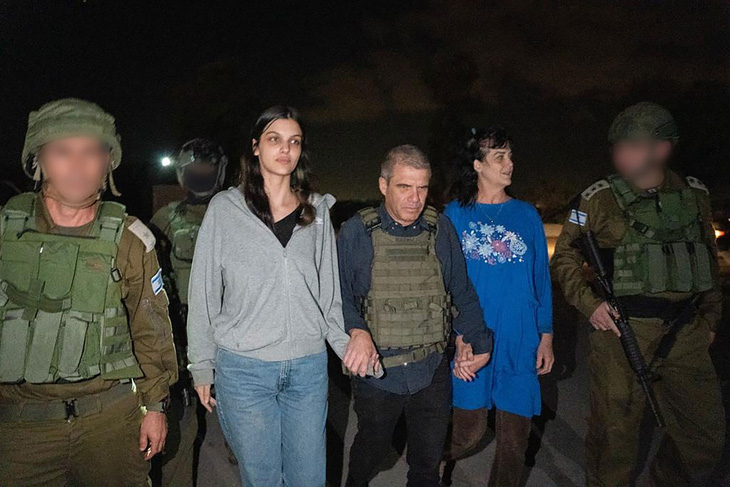 Hai con tin người Mỹ Judith Tai Raanan (thứ hai từ phải qua) và con gái Natalie Raanan được trao cho phía Israel - Ảnh: CNN