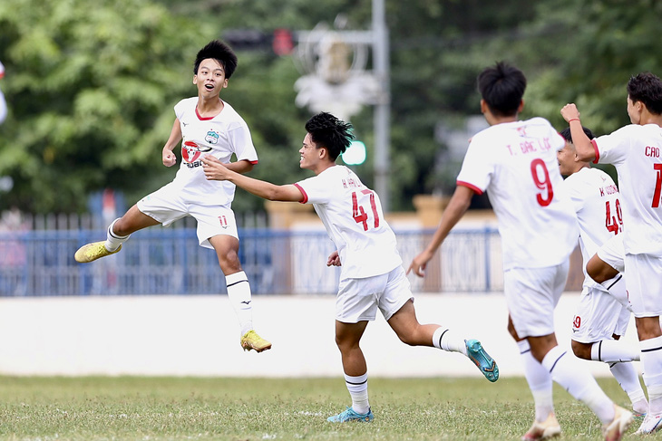 Nguyễn Bảo Đức (bìa trái) ghi bàn mang về chiến thắng cho đội Trẻ Hoàng Anh Gia Lai trong ngày khai mạc Giải hạng ba 2023 - Ảnh: HOÀNG TÙNG