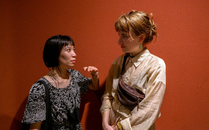 Theo Sophie (phải) và Nguyễn Oanh, Dust & Metal là một trải nghiệm mang tầm điện ảnh chứ không đơn thuần là phim tài liệu - Ảnh: TÔ CƯỜNG