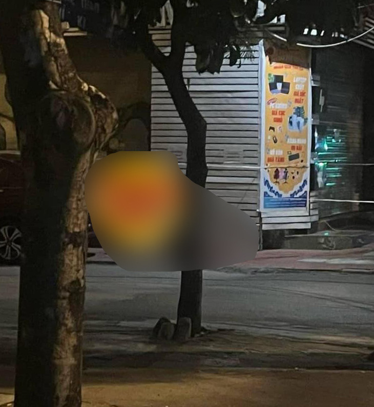 Hiện trường phát hiện thi thể nam thanh niên sau vụ xô xát tại quán karaoke trên phố Kênh Dương, quận Lê Chân, Hải Phòng sáng 21-10 - Ảnh: TRẦN QUÂN