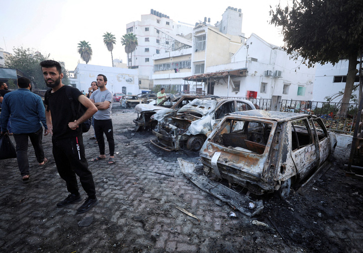 Cảnh tại Bệnh viện Al-Ahli của Dải Gaza sau vụ tấn công ngày 18-10 - Ảnh: REUTERS