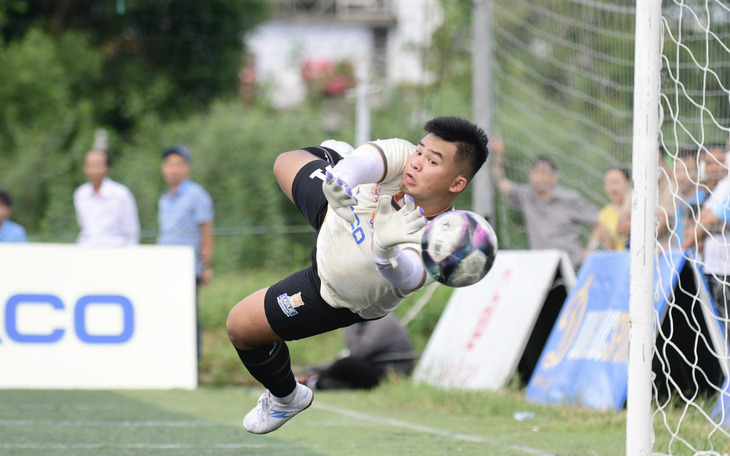 Hình ảnh loạt luân lưu cân não của Giải bóng đá công nhân khu vực Quảng Nam