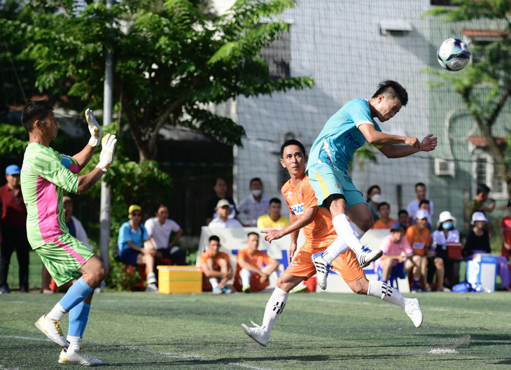 Công đoàn Quảng Nam (áo xanh dương) toàn thắng ở vòng bảng và ghi đến 15 bàn - Ảnh: QUANG ĐỊNH