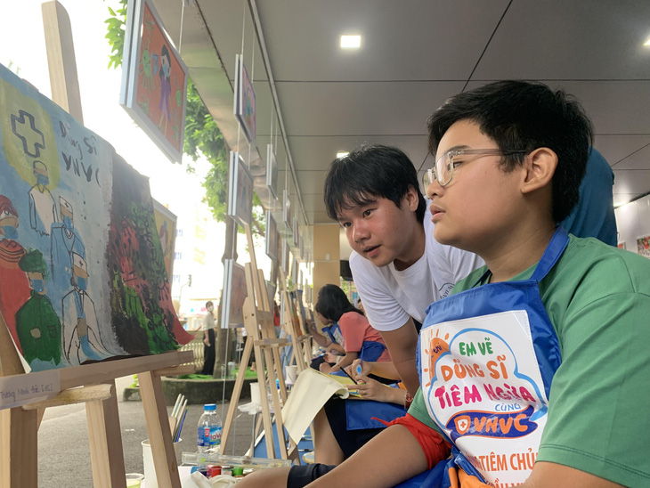 Họa sĩ Xèo Chu tham gia đồng hành tại cuộc thi “Em vẽ dũng sĩ tiêm ngừa cùng dũng sĩ VNVC” - Ảnh: Thiên An