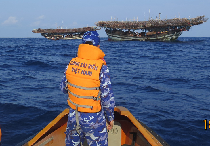 Tàu cảnh sát biển tìm kiếm, hỗ trợ ngư dân sau vụ chìm tàu - Ảnh: Cảnh sát biển