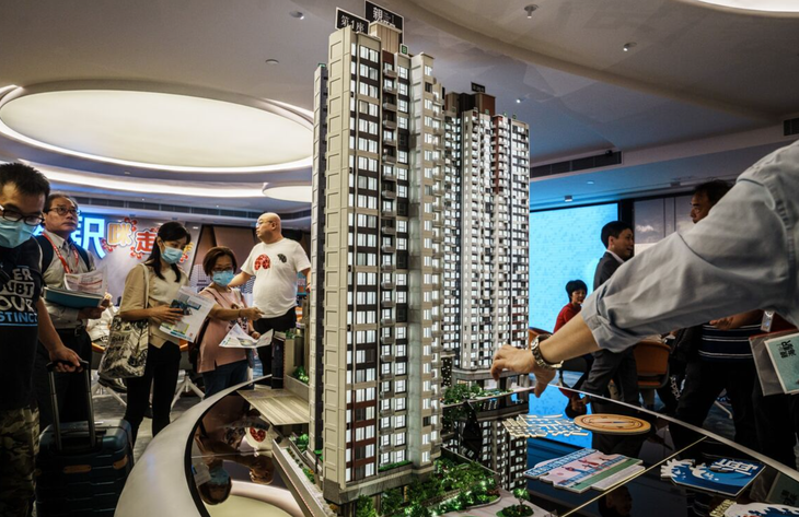 Người mua đến xem dự án Coast Line tại Hong Kong tháng 8-2023 - Ảnh: BLOOMBERG