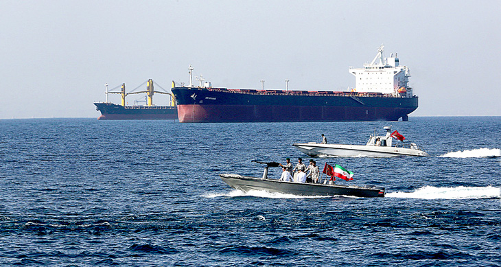 Tàu chở dầu tại eo biển Hormuz, một tuyến vận chuyển dầu quan trọng của thế giới - Ảnh: AFP