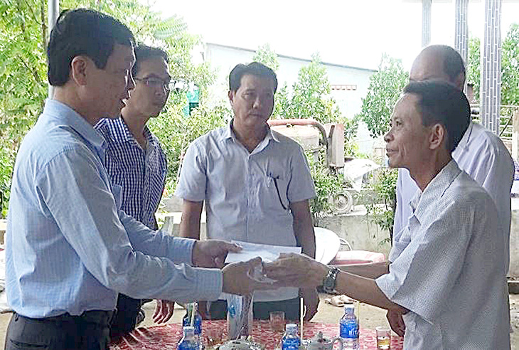 Ông Lê Văn Ý, phó chủ tịch UBND huyện Cái Bè, tỉnh Tiền Giang, đến thăm hỏi, động viên chia sẻ với gia đình nạn nhân - Ảnh: H.THƯƠNG