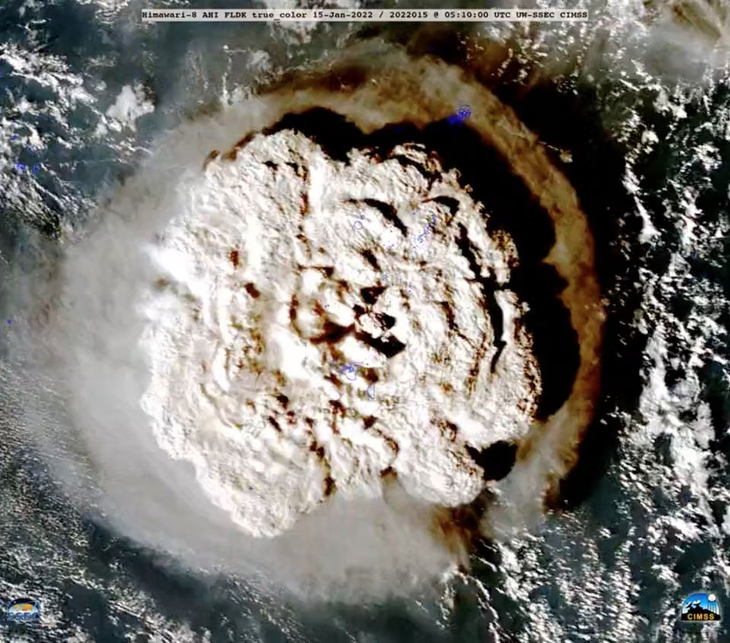Núi lửa Hunga Tonga-Hunga Ha'apai trong đợt phun trào hồi tháng 1-2022, hình ảnh do vệ tinh của Cơ quan Khí tượng Nhật Bản chụp - Ảnh: NOAA/REUTERS