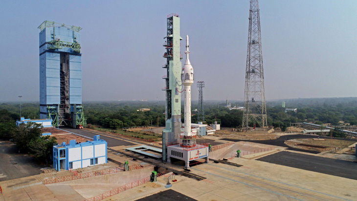 Tên lửa đẩy và tàu vũ trụ dùng cho sứ mệnh thám hiểm Mặt trăng của Ấn Độ trước giờ phóng - Ảnh: ISRO
