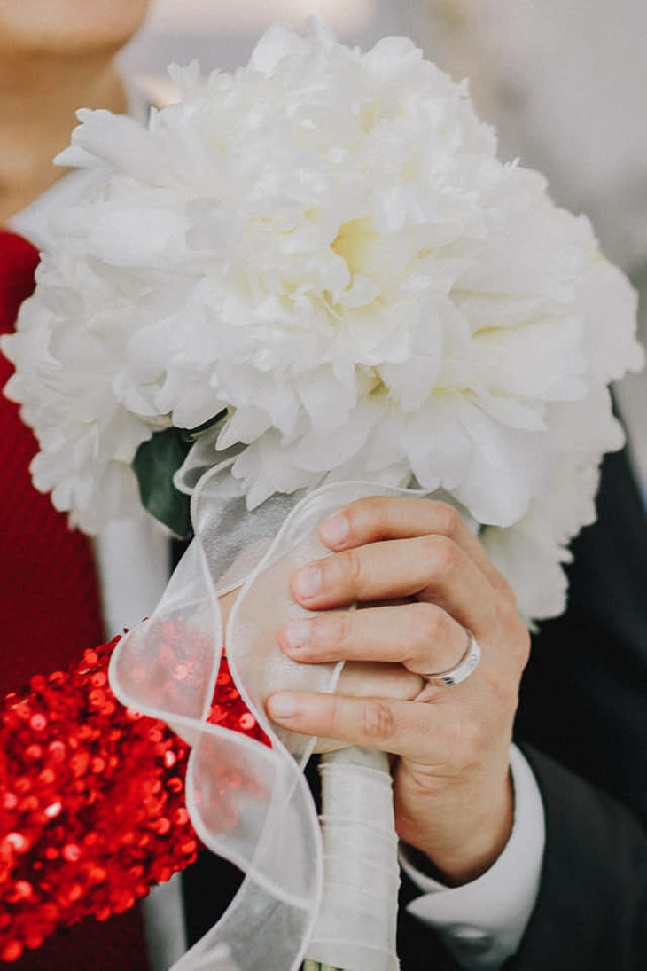 Bức ảnh nắm tay, cầm hoa cưới của Thanh Hằng - Ảnh: Facebook Thanh Hằng