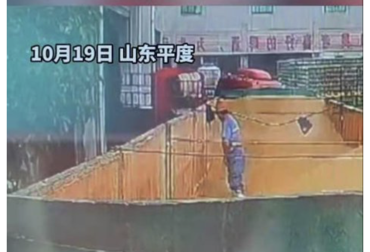 Đoạn clip ghi lại cảnh nam công nhân tè vào bồn nguyên liệu sản xuất bia Thanh Đảo ở Trung Quốc gây sốc người xem - Ảnh chụp từ clip