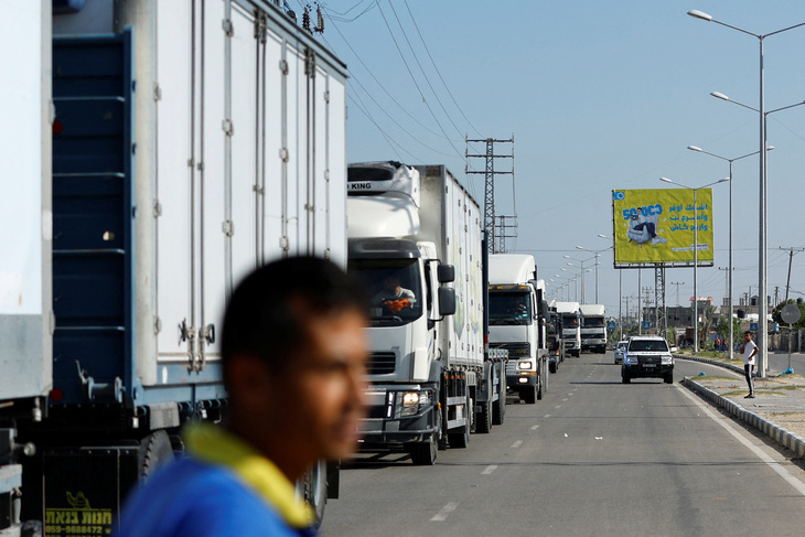 Đoàn xe tải chở hàng nhân đạo tại biên giới Gaza - Ai Cập ngày 21-10 - Ảnh: REUTERS
