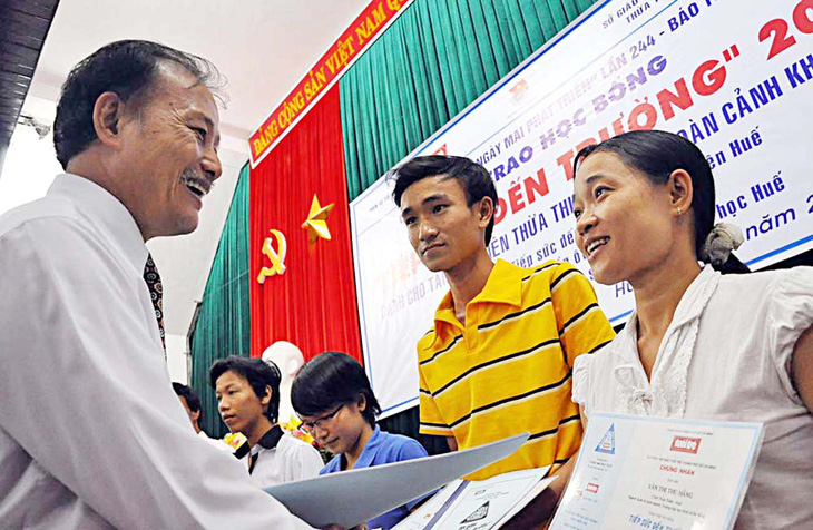 Thầy Nguyễn Thiện Tống trao học bổng &quot;Tiếp sức đến trường&quot; tại Huế năm 2009 - Ảnh: THÁI LỘC
