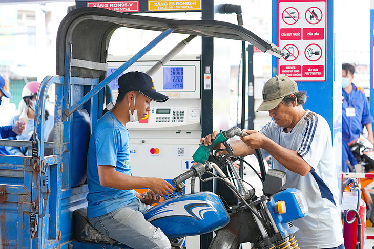 Người tiêu dùng mong muốn liên bộ Tài chính - Công Thương sử dụng tốt các công cụ điều tiết để giá xăng dầu không tăng sốc - Ảnh: HỮU HẠNH