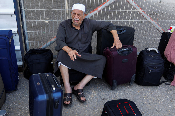 Một người Palestine có song tịch đang chờ đợi để rời Gaza ở khu vực cửa khẩu Rafah, ngày 21-10 - Ảnh: REUTERS