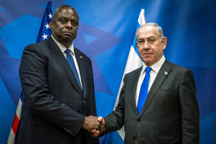 Bộ trưởng Quốc phòng Mỹ Lloyd Austin (trái) gặp Thủ tướng Israel Benjamin Netanyahu tại Tel Aviv ngày 13-10 - Ảnh: REUTERS