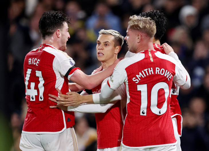 Niềm vui của các cầu thủ Arsenal sau khi Leandro Trossard gỡ hòa 2-2 cho Arsenal - Ảnh: REUTERS