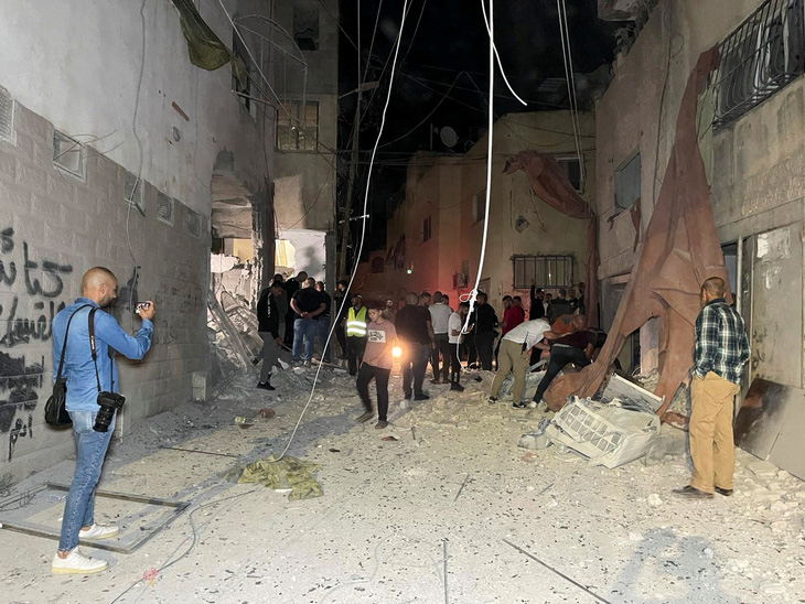 Bức ảnh cho thấy thiệt hại tại khu vực nhà thờ al-Ansar trong trại tị nạn Jenin ở Bờ Tây sau vụ không kích của Israel - Ảnh: REUTERS