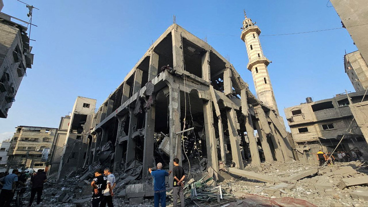 Tàn tích của một nhà thờ Hồi giáo bị phá hủy trong các cuộc tấn công của Israel ở phía bắc Dải Gaza, ngày 22-10 - Ảnh: REUTERS