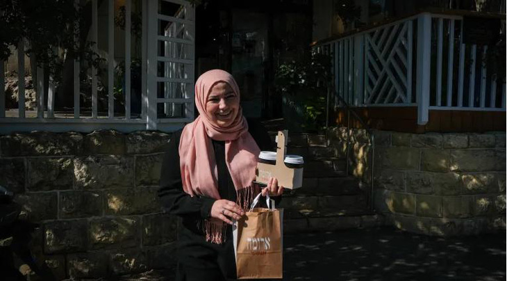 Giảng viên Rania Abu al-Hawa bên ngoài Aroma Espresso Bar - Ảnh: ALJAZEERA