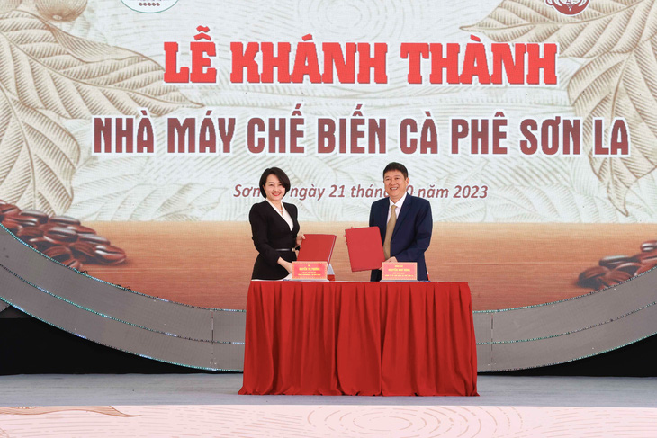 Bà Nguyễn Thị Phương, Tổng Giám đốc WinCommerce cùng ông Nguyễn Như Hùng, Chủ tịch HĐQT Công ty CP Chế biến Cà phê Sơn La tại sự kiện ký kết biên bản hợp tác.