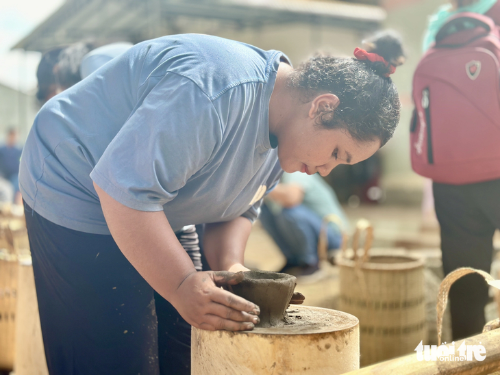 Bạn H'Út Măng (xã Yang Tao, huyện Lắk, Đắk Lắk) tạo hình gốm thủ công của người M'nông sau khi được hướng dẫn