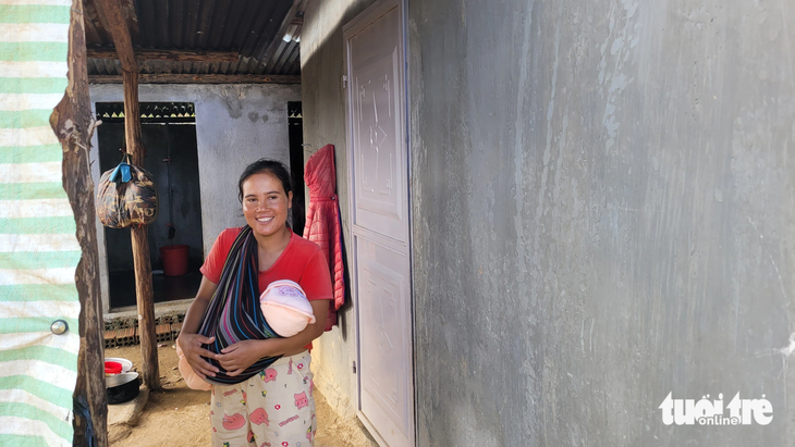 Gia đình chị Y Nhung là hộ duy nhất tại ngôi làng tái định cư Măng Rao, Thấy có người đến, chị cho biết rất vui mừng - Ảnh: HUỲNH CÔNG ĐÔNG