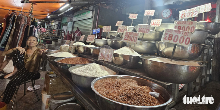 Sạp hàng gạo tại chợ Bà Chiểu ngày 22-10 - Ảnh: N.TRÍ