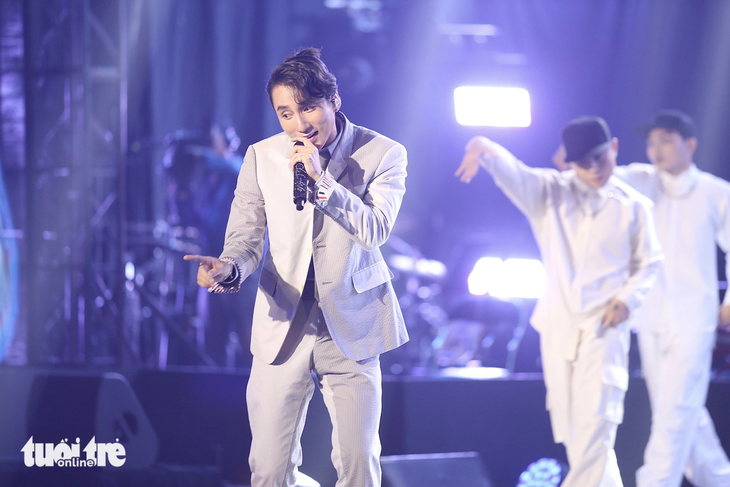 Sơn Tùng M-TP tại chung kết Vietnam Idol 2023 - Ảnh: PHƯƠNG QUYÊN