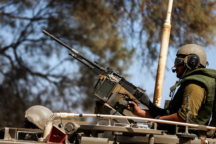 Binh sĩ Israel trên xe bọc thép ở miền nam đất nước, ngày 21-10 - Ảnh: REUTERS