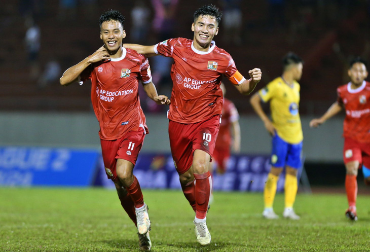 Cao Hoàng Tú (trái) ghi bàn thắng duy nhất giúp CLB Đồng Nai thắng trận mở màn Giải hạng nhất - Ảnh: QUANG THỊNH