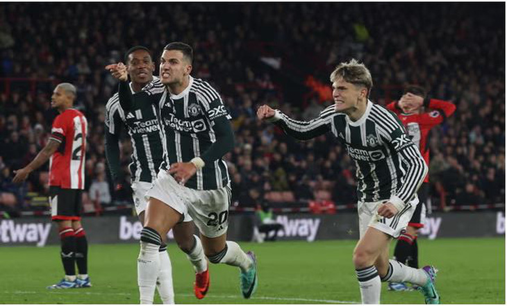 Diogo Dalot ăn mừng bàn thắng quyết định cho Manchester United - Ảnh: Getty Images