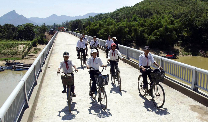 Xây dựng cầu Nông Sơn (Quảng Nam),  một trong những công trình  “Vì ngày mai phát triển” - Ảnh: T.L