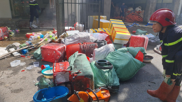 Khi phát hiện vụ cháy, người dân đã dập lửa, di chuyển nhiều đồ nhựa và báo Cảnh sát phòng cháy chữa cháy