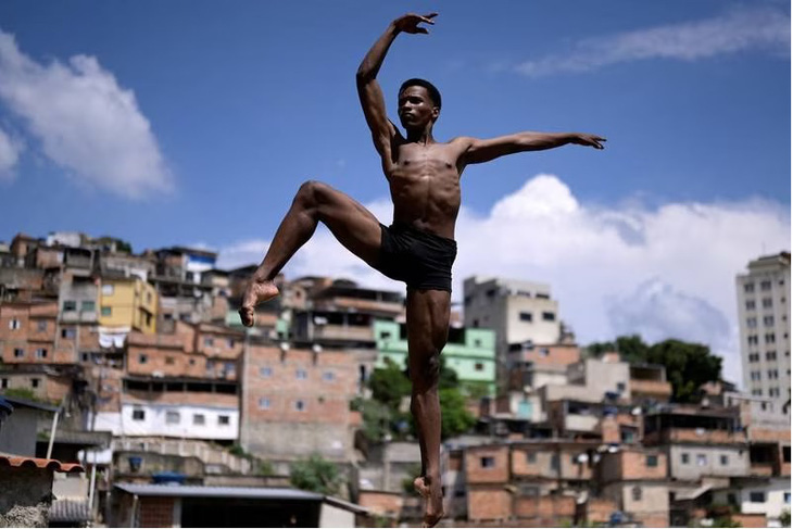 Vũ công Dyhan Cardoso đang tập luyện ở TP Belo Horizonte phía đông nam Brazil. Chàng trai 19 tuổi này đã được mời tới làm việc tại công ty Atlanta Ballet chuyên về biểu diễn ballet ở bang Georgia, Mỹ - Ảnh: AFP