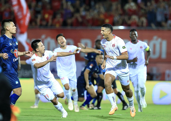 Cầu thủ Hải Phòng ăn mừng bàn thắng trong trận khai mạc V-League 2023-2024 trước CLB Hoàng Anh Gia Lai - Ảnh: HOÀNG TÙNG