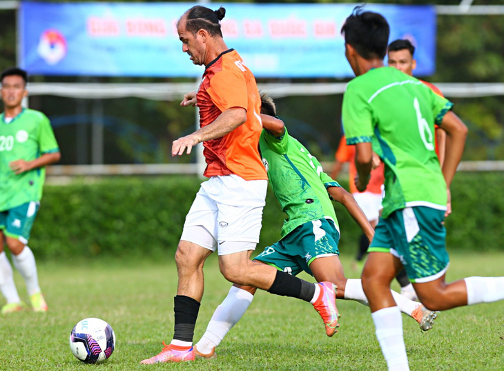 Huỳnh Kesley đi bóng giữa vòng vây các cầu thủ Cần Thơ - Ảnh: NAM NHÂN