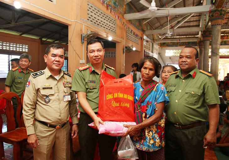 Đại tá Nguyễn Thanh Hà - phó giám đốc Công an tỉnh An Giang - dẫn đầu đoàn khám bệnh, tặng quà cho người dân Campuchia - Ảnh: TIẾN VĂN
